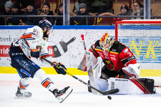 Växjös Roman Horak och Luleås målvakt Joel Lassinantti