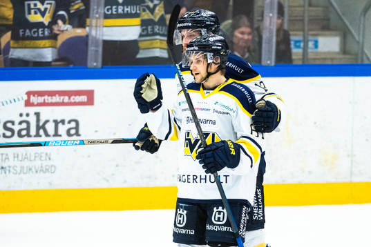 s Juuso Ikonen jublar