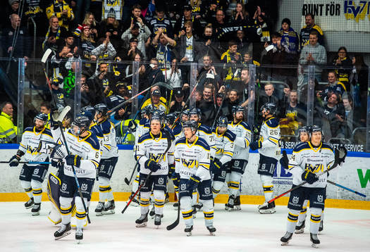 s spelare jublar ishockeymatchen i SHL mellan Oskarshamn