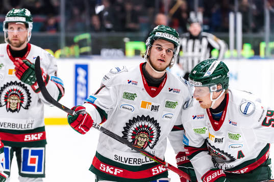 Frölundas Samuel Fagemo och Simon Hjalmarsson i samtal