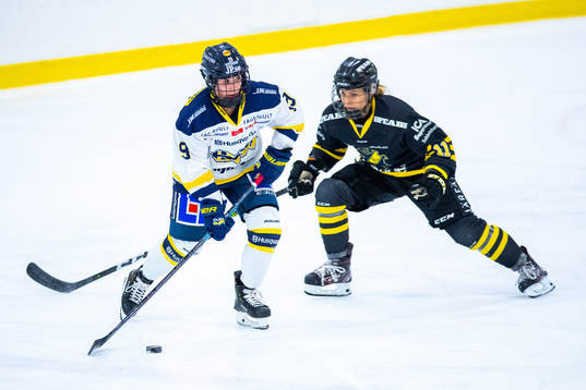 s Kaitlyn Tougas och AIK:s Line Bialik Öien