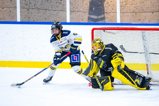 s Sidney Morin och AIK:s målvakt Sabina Eriksson