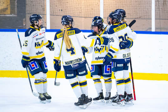 s spelare jublar med Michelle Löwenhielm