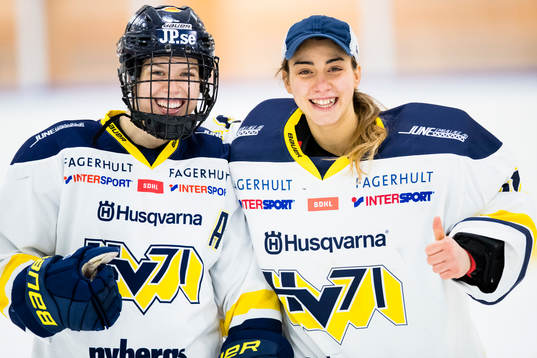 s Sidney Morin och målvakt Alba Gonzalo ser glada ut