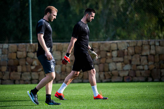 Fysioterapeut Filip Qvist och målvakt Dusan Melicharek