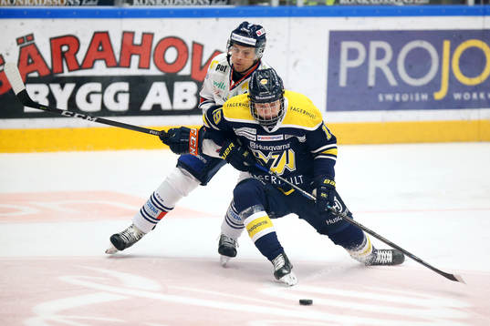 s Emil Andrae i kamp om pucken