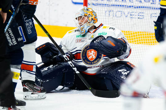 Växjös målvakt Viktor Andrén deppar