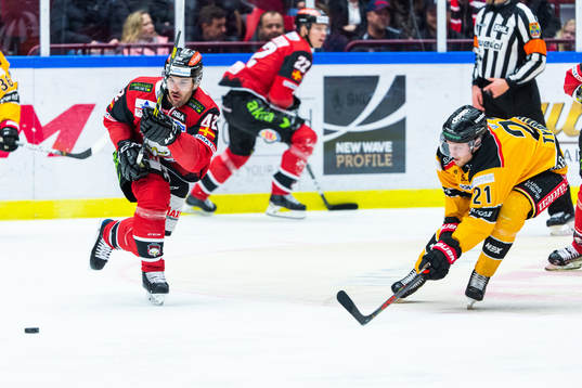 Malmö Redhawks Niklas Arell och Luleås Juhani Tyrväinen