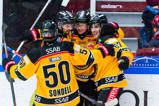 Luleås Jonas Berglund jublar med lagkamrater