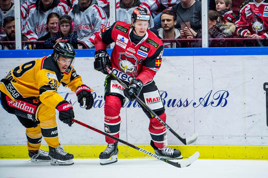 Malmö Redhawks Emil Sylvegård mot Luleås Erik Gustafsson