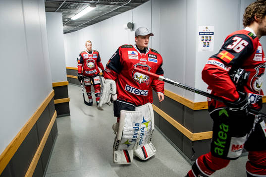 Malmö Redhawks målvakt Alfred Hallin innan