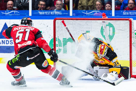 Malmö Redhawks Emil Sylvegård oroar framför Luleås