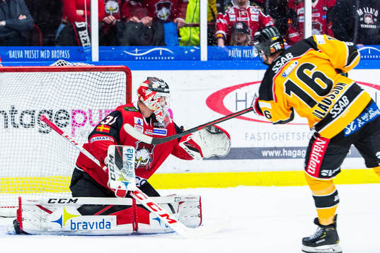 Luleås Niklas Olausson gör 0-2 bakom Malmö Redhawks