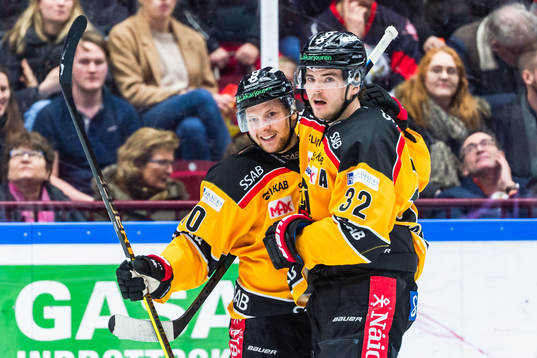 Luleås Einar Emanuelsson jublar med Oscar Engsund