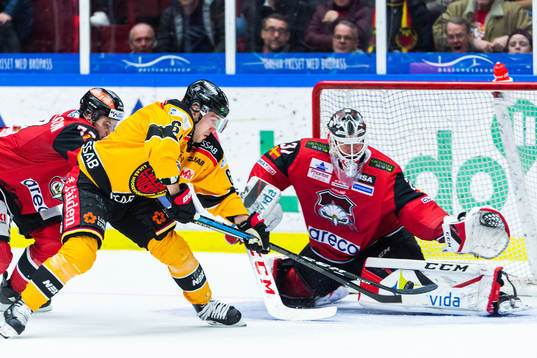 Luleås Konstantin Komarek utmananr Malmö Redhawks Adam