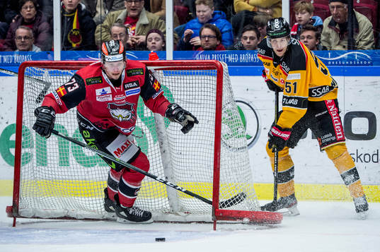 Malmö Redhawks Adam Ollas Mattsson räddar pucken framför