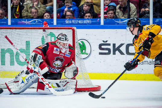 Luleås Arttu Ilomäki mot Malmö Redhawks målvakt Lars