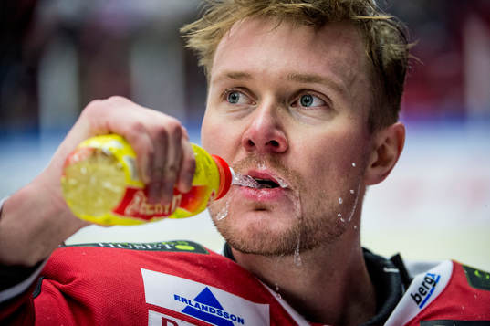 Malmö Redhawks målvakt Lars Volden dricker vatten