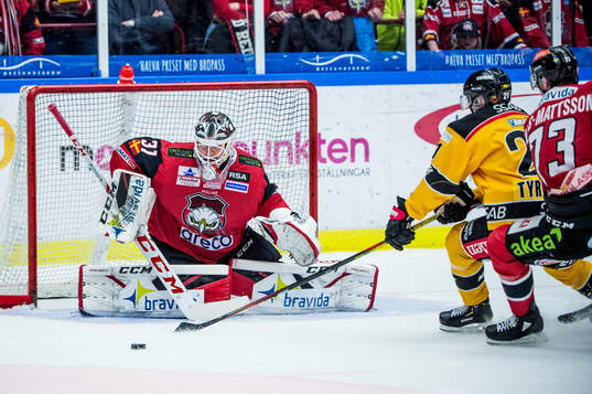 Malmö Redhawks Adam Ollas Mattsson hindrar Luleås Juhani