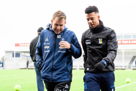 Sarpsborgs tränare Michael Stahre pratar med IFK