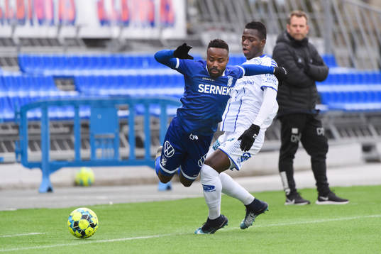 IFK Göteborgs Nzuzi Toko och Sarpsborgs Ismaila Coulibaly