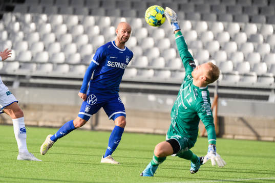 Sarpsborgs målvakt Aslak Falch räddar ett skott från IFK