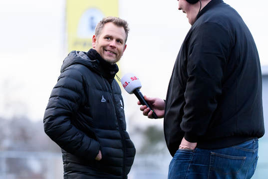 Sarpsborgs tränare Michael Stahre blir intervjuad