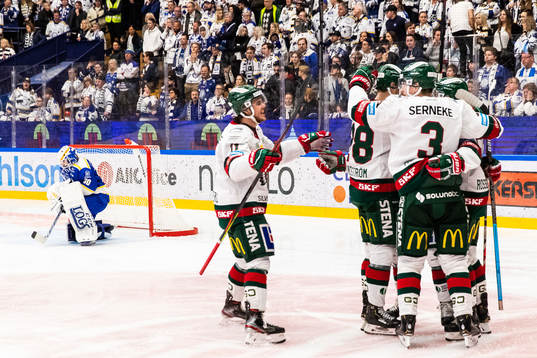 Frölundas Mats Rosseli Olsen jublar med lagkamrater