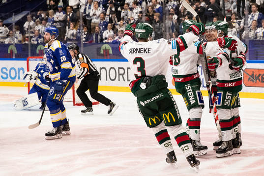 Frölundas Mats Rosseli Olsen jublar med lagkamrater