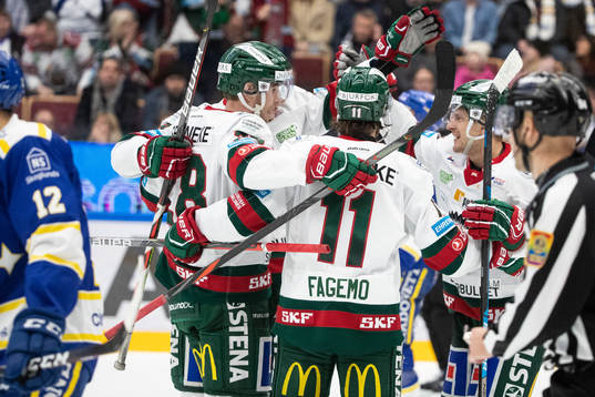 Frölundas Nicklas Lasu jublar med lagkamrater