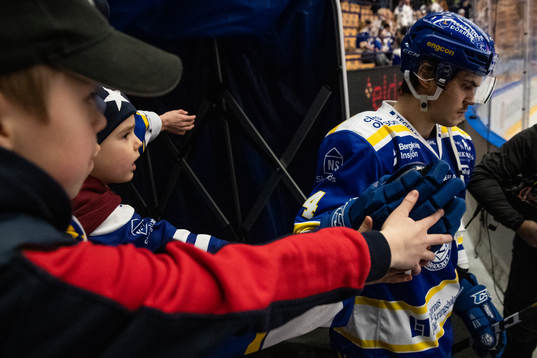 Leksands Thomas Valkvae Olsen  på väg in till värmning
