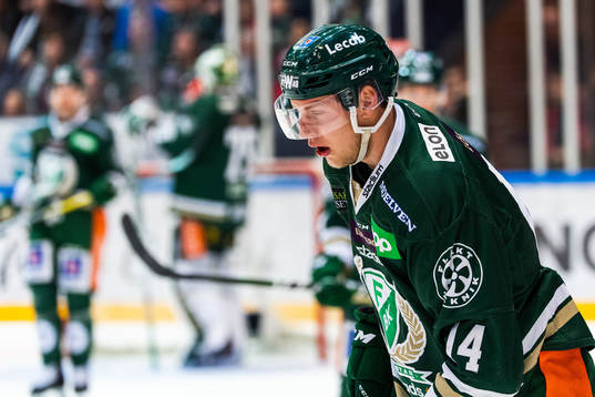Färjestads Victor Ejdsell blöder från munnen