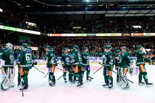 Färjestads spelare jublar tillsammans