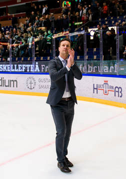 Färjestads huvudtränare Johan Pennerborn jublar och