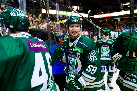Färjestads Linus Johansson jublar med lagkamrater