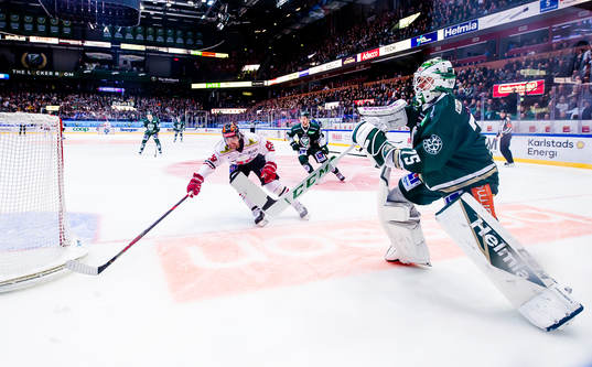 Örebros Ludvig Rensfeldt och Färjestads målvakt Arvid