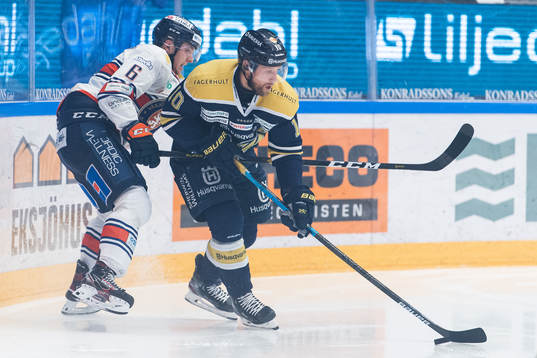s Martin Thörnberg i kamp om pucken