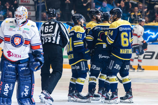 s Martin Thörnberg jublar med Juuso Ikonen och Eric