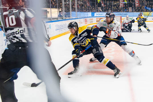 s Linus Sandin och Växjös Ilari Melart i kamp om pucken