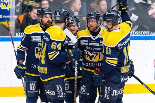 s Martin Thörnberg jublar med lagkamrater