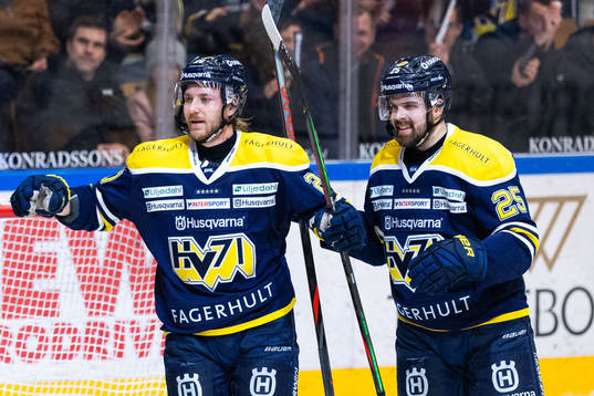 s Linus Sandin har gjort 3-0 och jublar med Axel Holmström