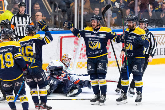 s Linus Sandin har gjort 3-0 och jublar med Axel Holmström