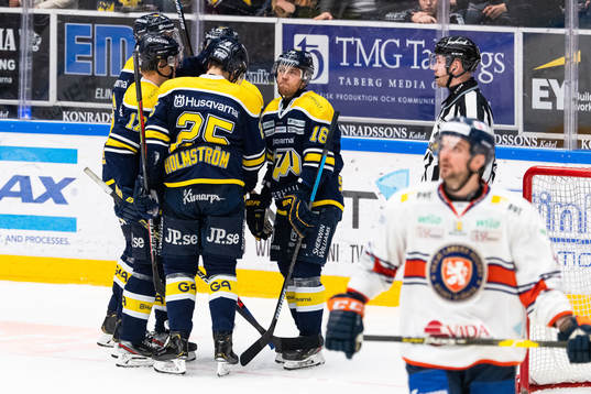 s Linus Sandin jublar med Emil Johansson, Axel Holmström