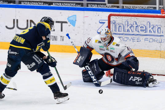 s Alexander Bergström och Växjös målvakt Viktor Andrén