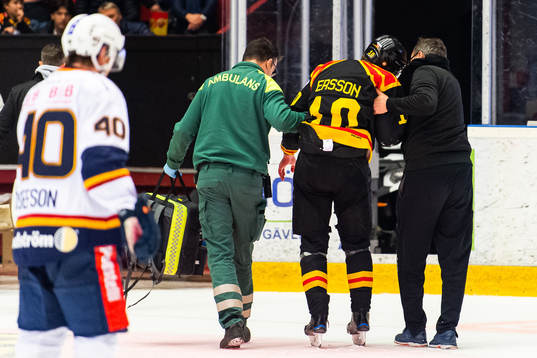 Brynäs Marcus Ersson blöder från ansiktet och leds av