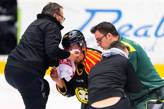 Brynäs Marcus Ersson blöder från ansiktet och får vård