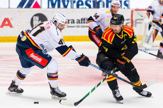Djurgårdens Daniel Widing och Brynäs Anton Rödin i kamp