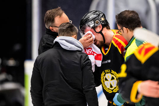 Brynäs Marcus Ersson blöder från ansiktet