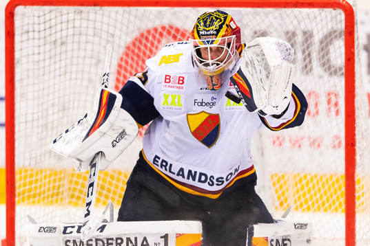 Djurgårdens målvakt Niklas Svedberg räddar ett skott