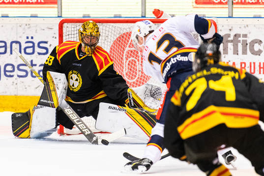 Brynäs målvakt Samuel Ersson räddar skott från